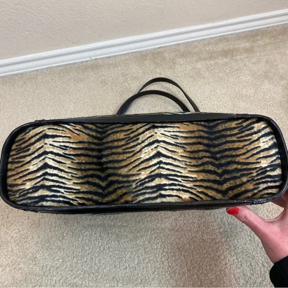 Maxx New York Tiger Print Shoulder Purse - Picture 8 of 8